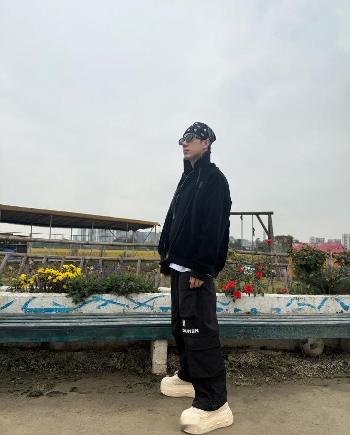 鹭卓回家瞅瞅  鹭卓说广州见  看鹭卓如此这般晒后陡门照片又说那样的话，“家里瞅