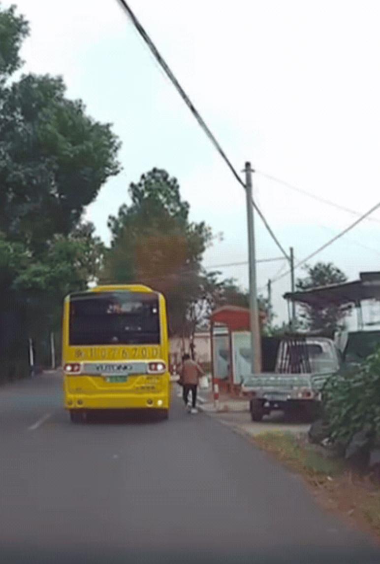 上人民日报了！浙江一男子开车回家，前方公交不停踩刹车，他起初以为对方故意别车！可
