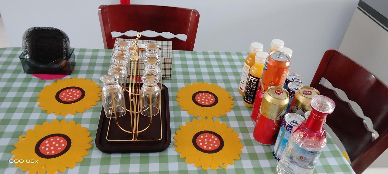 今天初二，女儿一家三口回娘家了。
外孙女进门就给姥姥姥爷拜年，女儿女婿分别拜年，