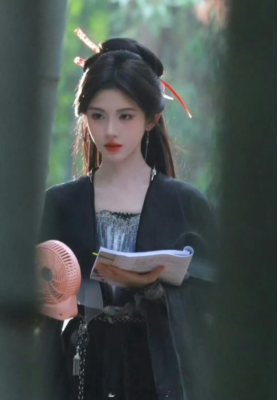 鞠婧祎《来战》新路透，黑衣红簪 ​​​