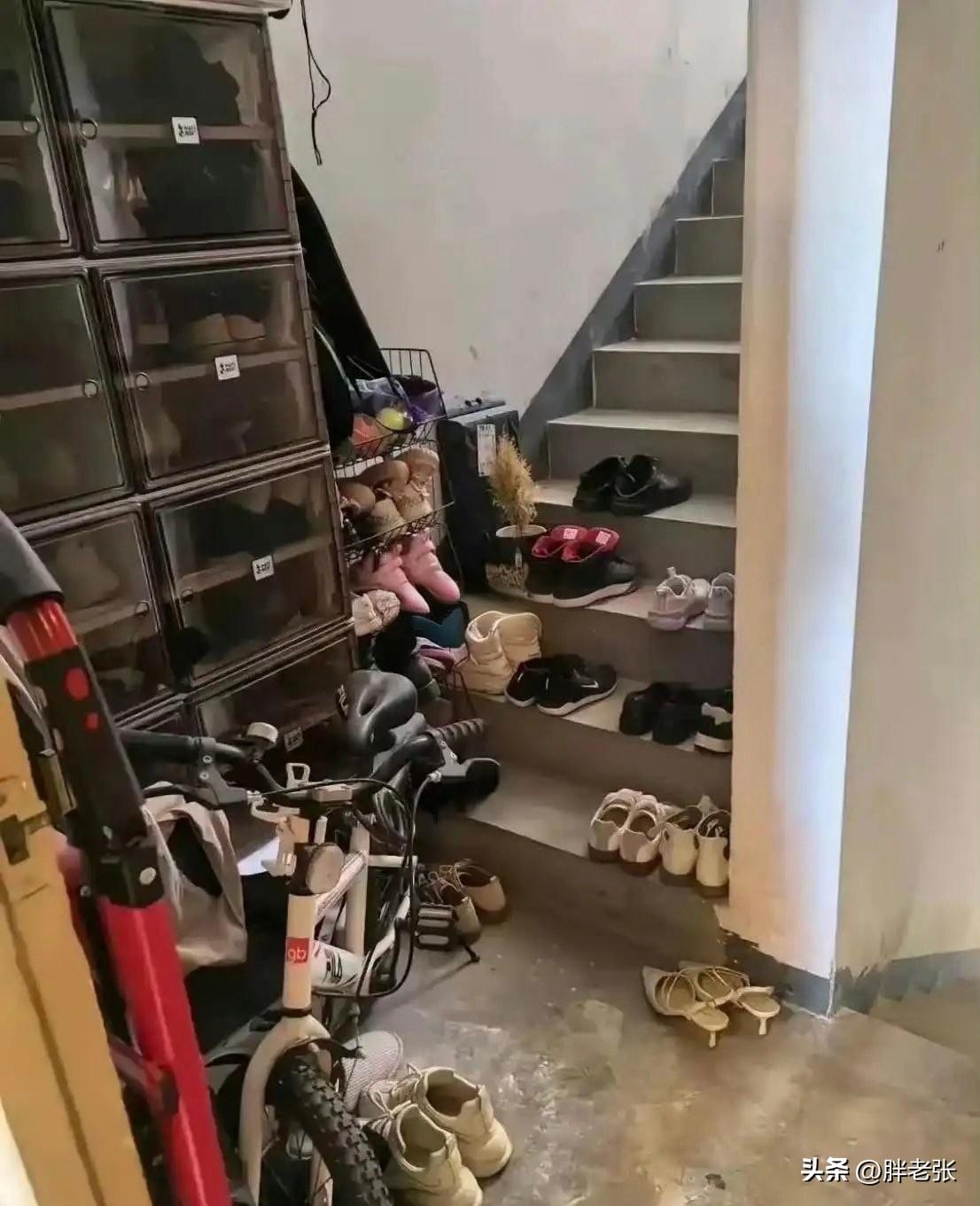 把公共楼道弄成储物间，摆满一地的鞋和杂物，这样的邻居你忍受得了吗？

反正我是忍