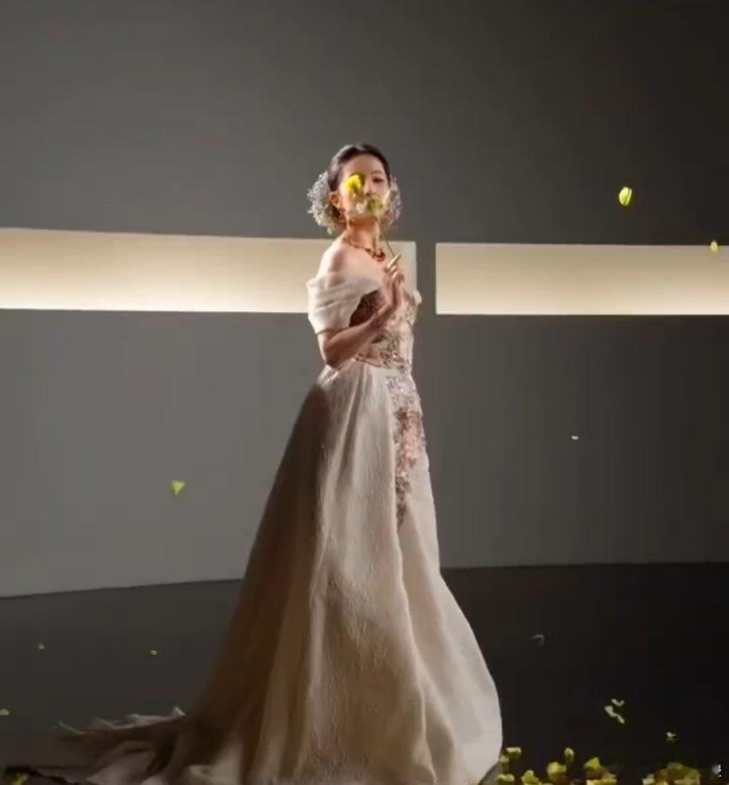 看来还是要🔒黄玫瑰[笑cry]难怪细微的黄玫瑰裙子都不穿了这套明明大片粉花的裙