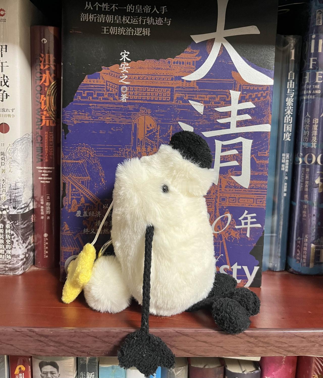 收到一只很有意思的玩偶，拉一下绳子，小白球就会旋转起来，感觉真是太好玩了[憨笑]