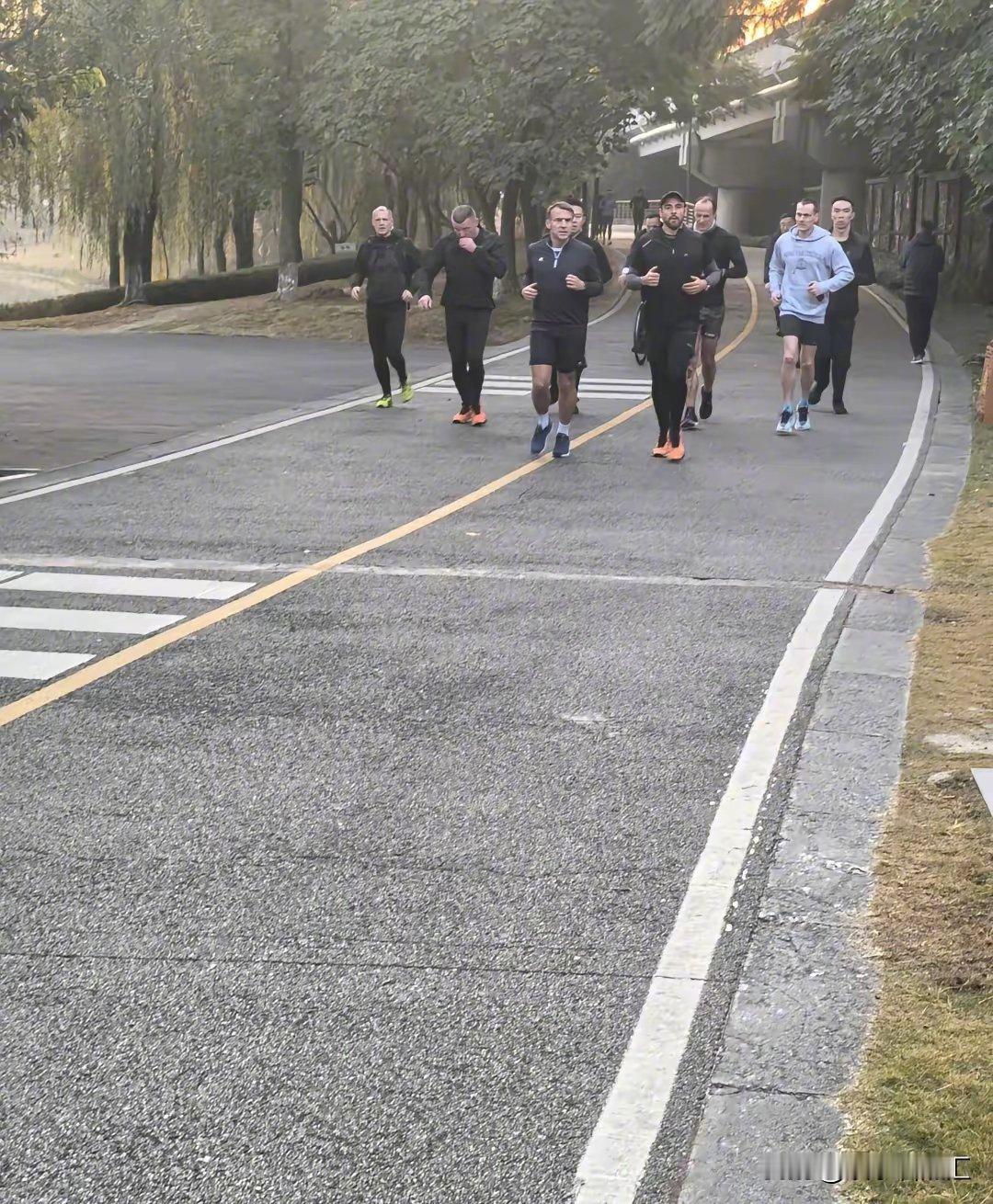 法国总统在成都晨跑马克龙在成都跑步，这也是对成都一种很好的宣传，欢迎外国游客来中