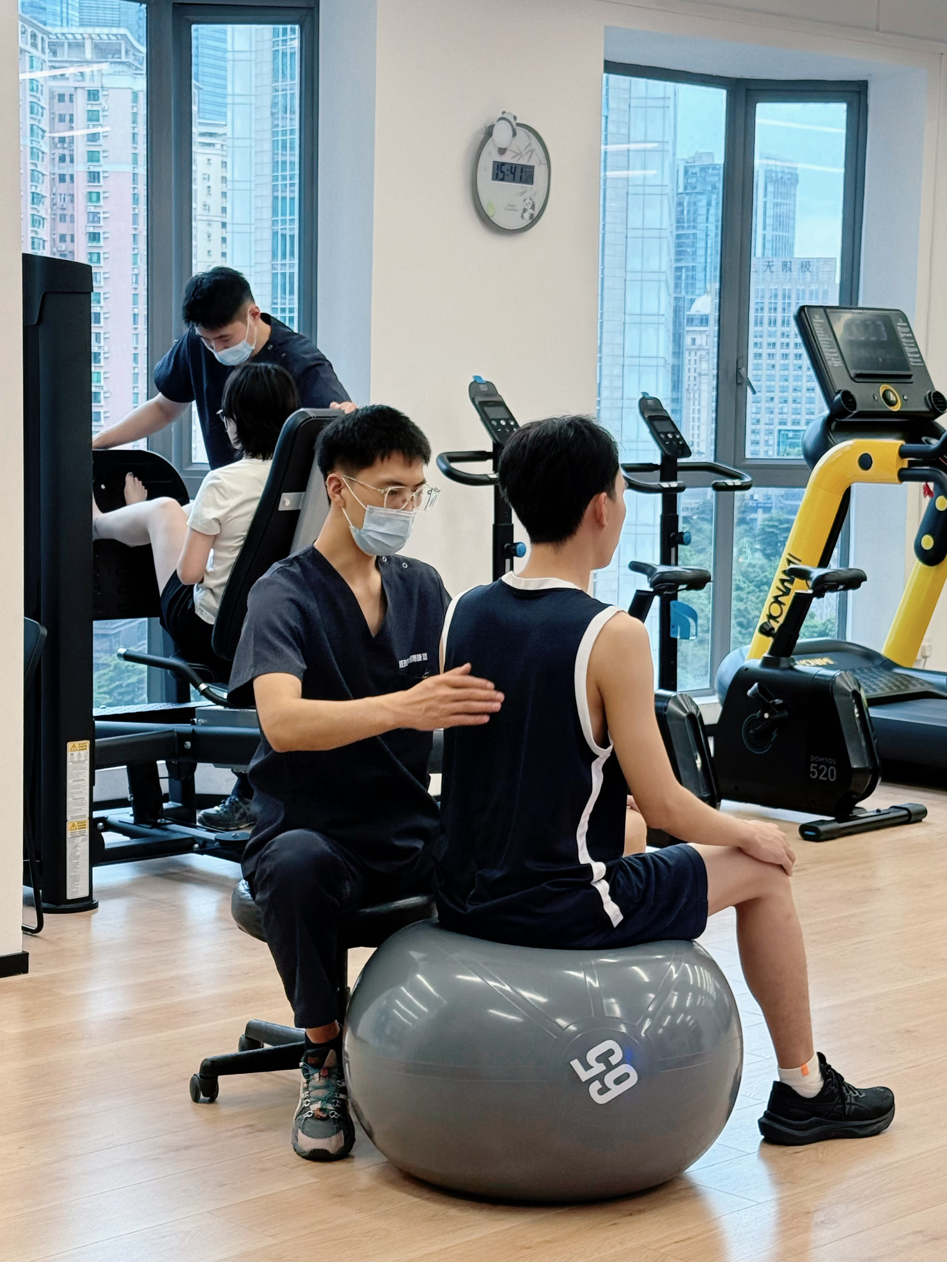 每日锐博康复打卡【广州店】康复记录——坐姿的稳定反转，同时利用瑜伽球，来创造“不