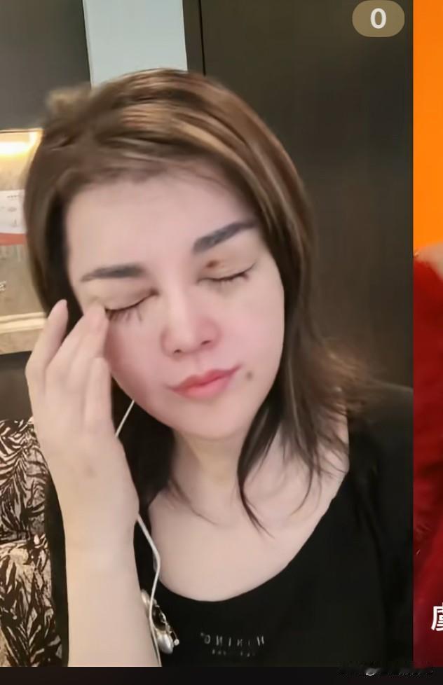 完了，于文红又面目全非了。
都这样了，还在直播，这就是为什么她更成功，更有钱的秘