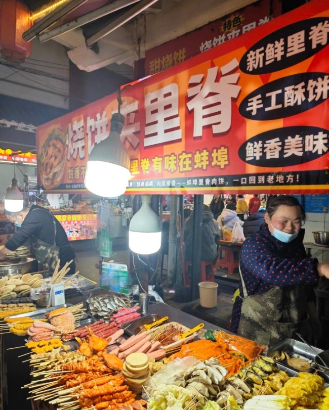 #肖战同款烧饼夹里脊10块5不涨价#【#烧饼摊主夫妇当群演给肖战递烧饼#】连日来