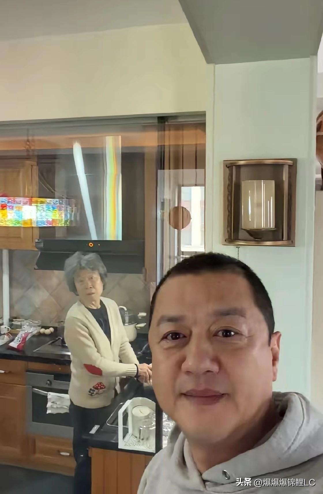 刷到李亚鹏这条视频，心里真挺不是滋味的。

不是因为他那些欠债的破事，而是这大老