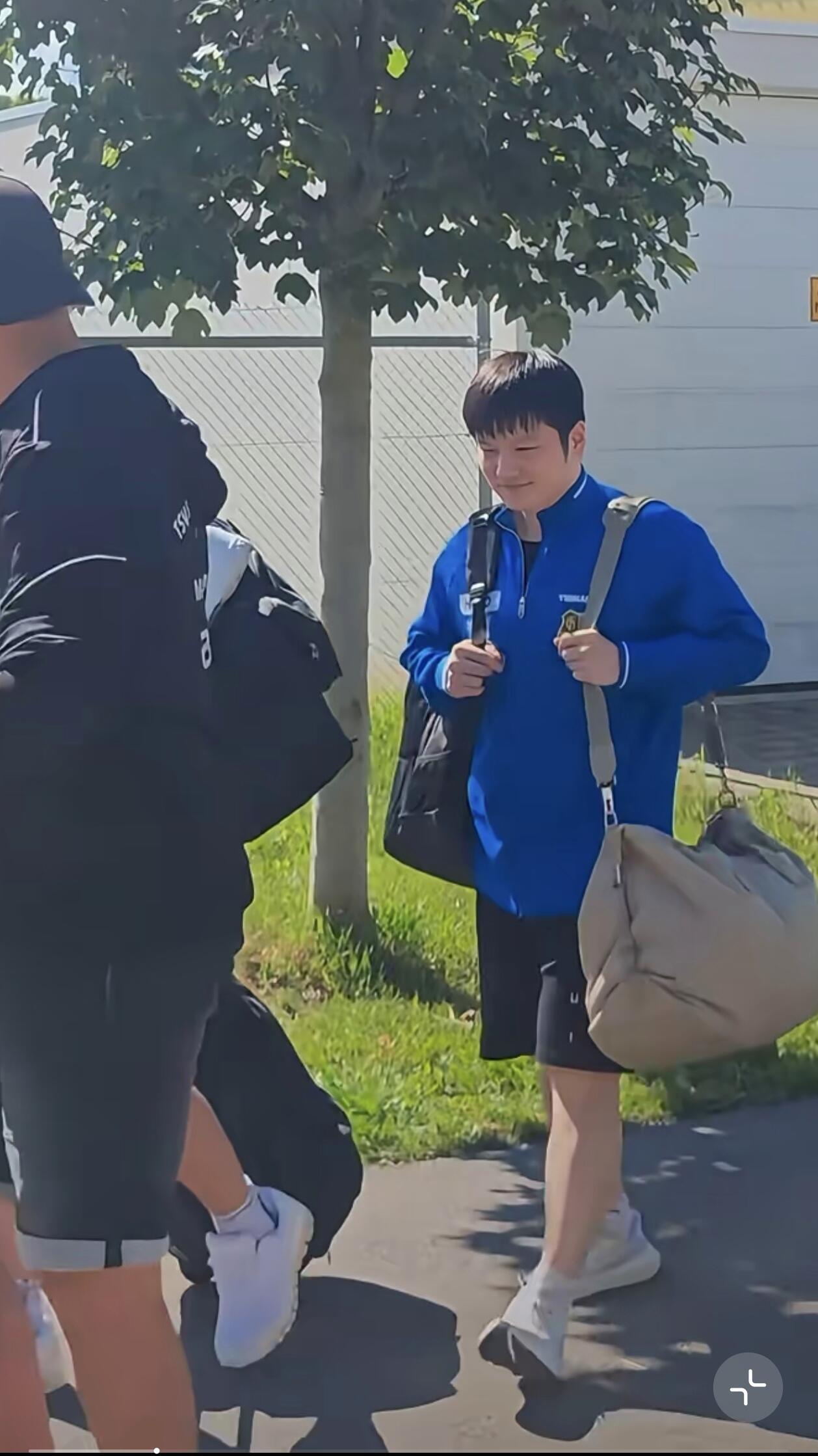 东东背着日内瓦小麻袋，自己的事情自己做！
感觉东东也拿个小行李箱方便，把包放行李