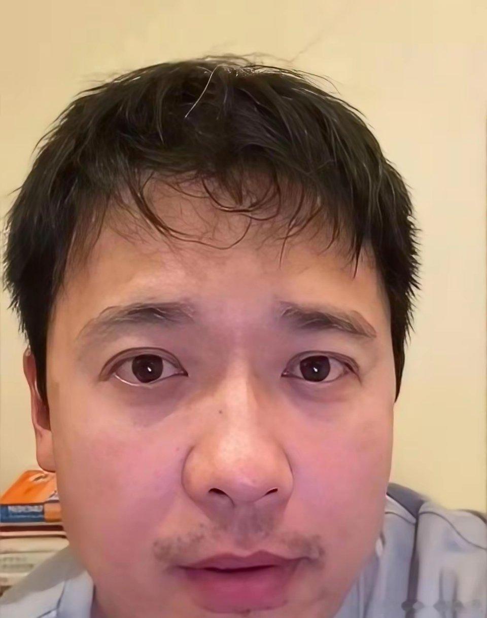 高云翔离婚7年后第一次公开聊到董璇，话才刚说出口，他眼泪就下来了。