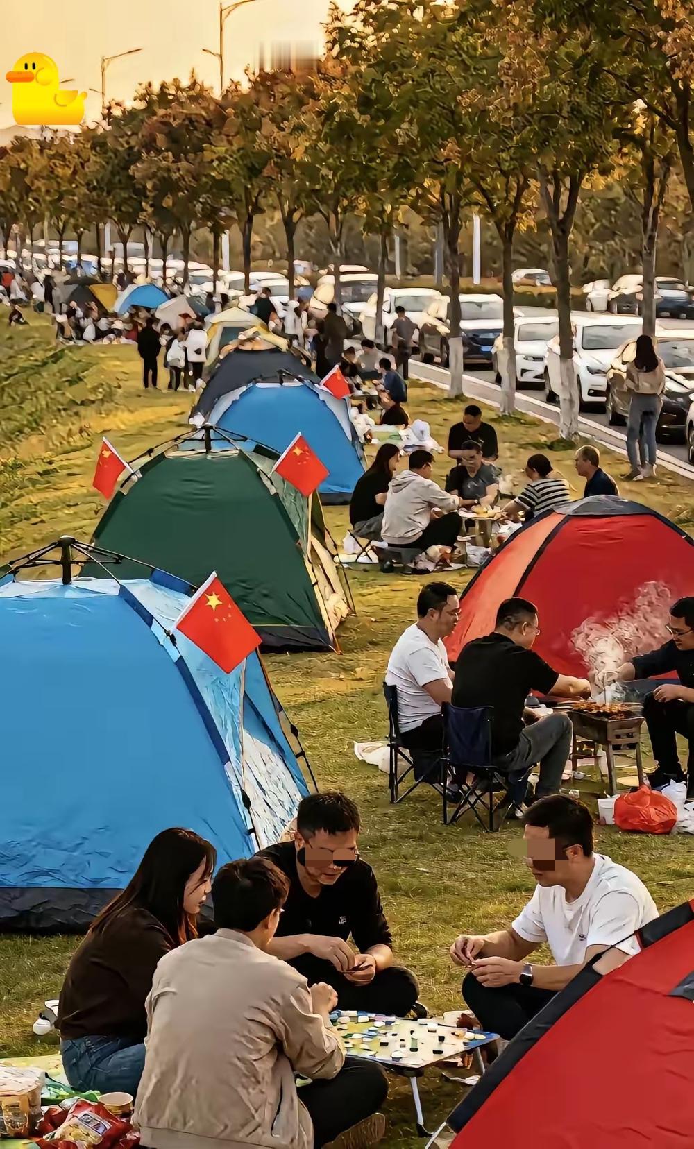 最让人担忧的情况还是冒头了！如今旅游时，帐篷竟“挤走”了酒店，这背后究竟藏着啥秘