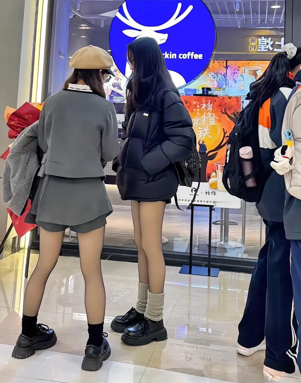 清晨，阳光透过窗帘洒在宿舍，一位女大学生身着黑丝打底裤，搭配简约上衣，步履轻盈地