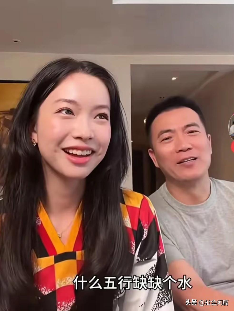 这是黄健翔与第二任妻子所生的女儿，已经长成了貌美如花的大姑娘，父女一起出镜，落落