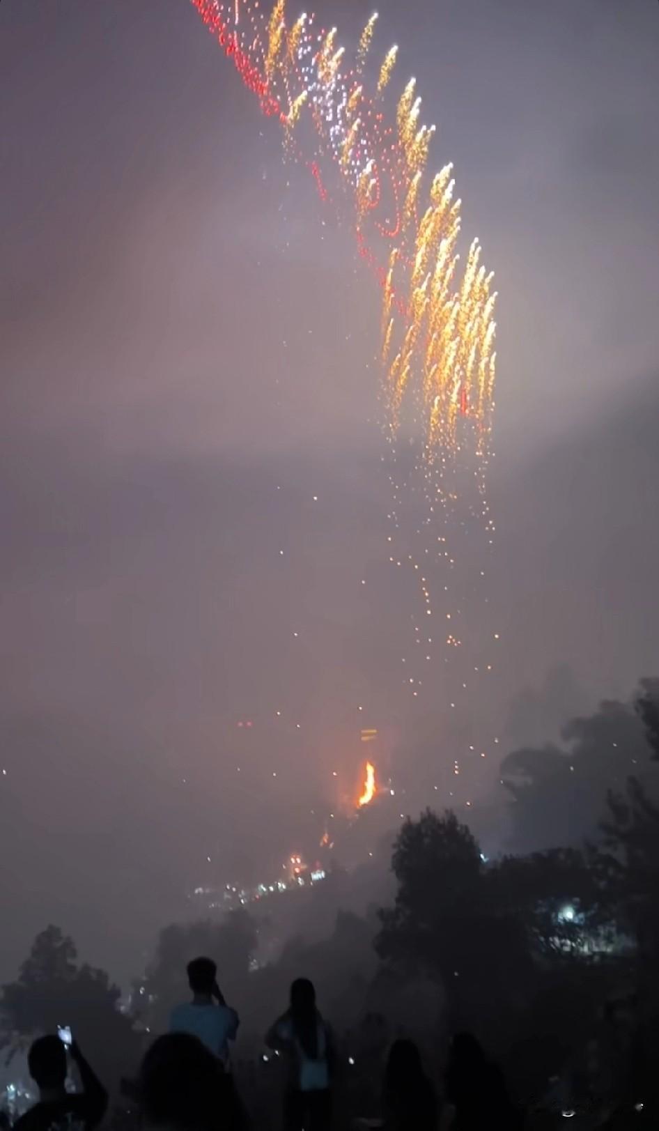 无人机在山上放烟花引起火灾了，刚一看还以为是乌克兰上空撒的白磷弹呢
在山上玩烟花