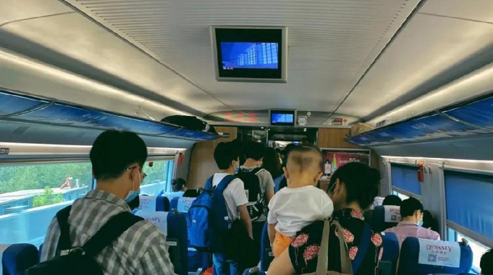 坐高铁坐过站，体验可太一言难尽了。要是有时间约定，那真的心急火燎，像热锅上的蚂蚁