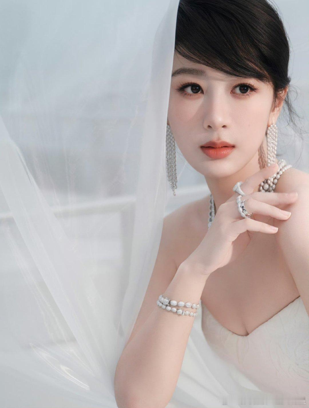 杨紫穿的貂是聚酯纤维杨紫穿的是假貂 杨紫说穿的貂是聚酯纤维 