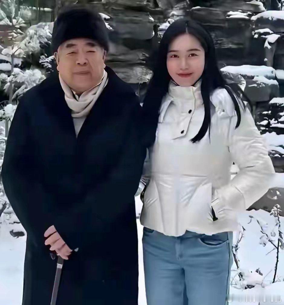 徐萌可不是一般人，她能在中央广播电台工作，说明这个人还是很出类拔萃的。还在网络上