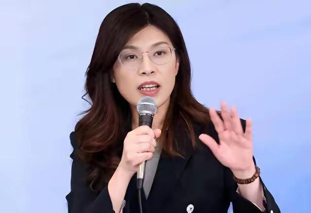 郑丽文这次来大陆访问，如果要面对大陆记者提问的话，我觉得她需要看着准备好的发言稿