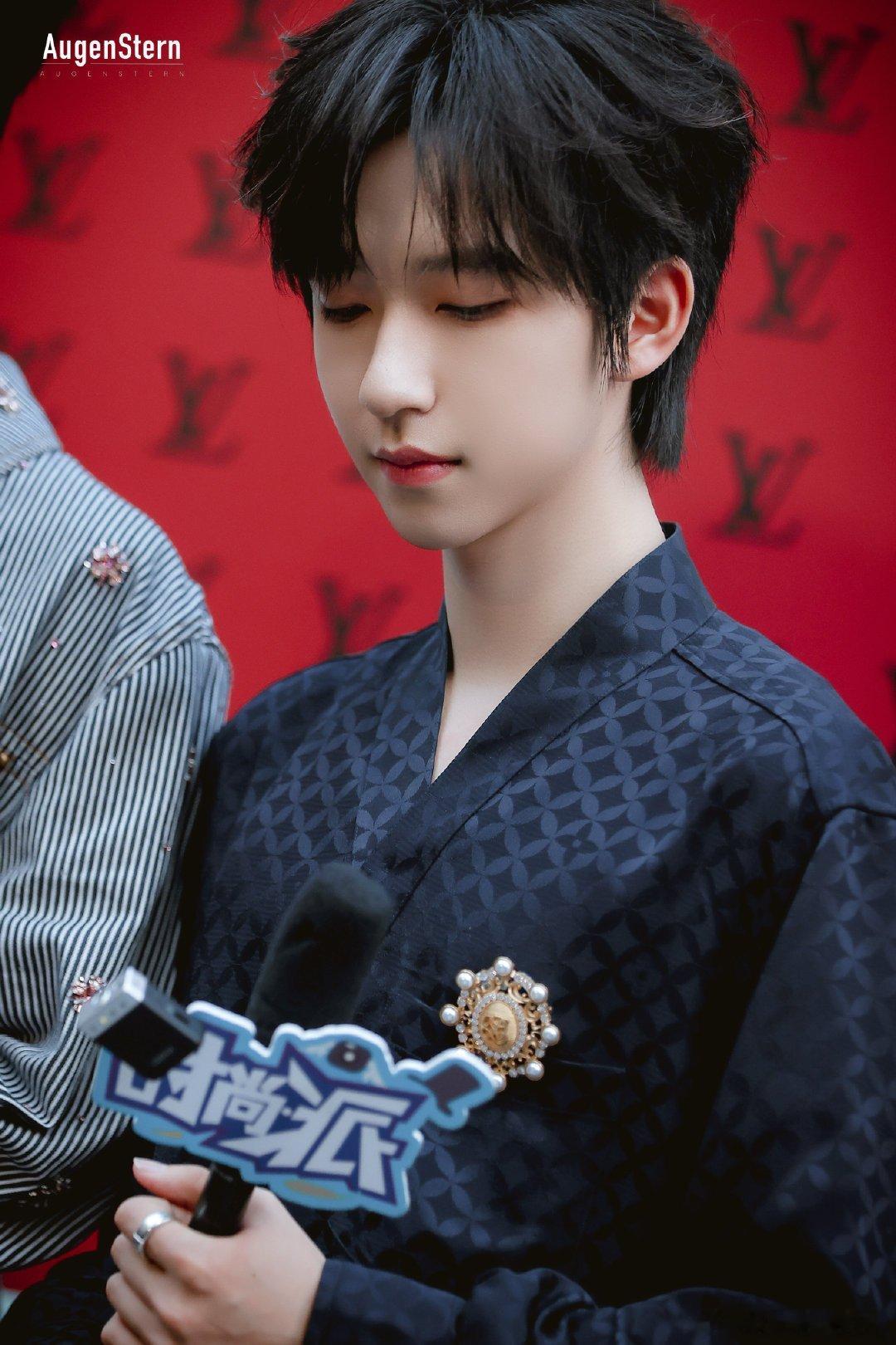 贺峻霖贺峻霖HUAWEI nova代言人💚 贺峻霖五十公里桃花坞6“爱是一个非