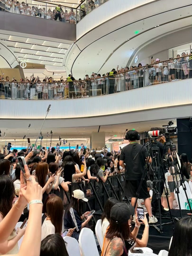 刘大锤曝周翊然宋祖儿谈过  又在zy防爆我们00生了昨天线下活动爆楼，线上营业破