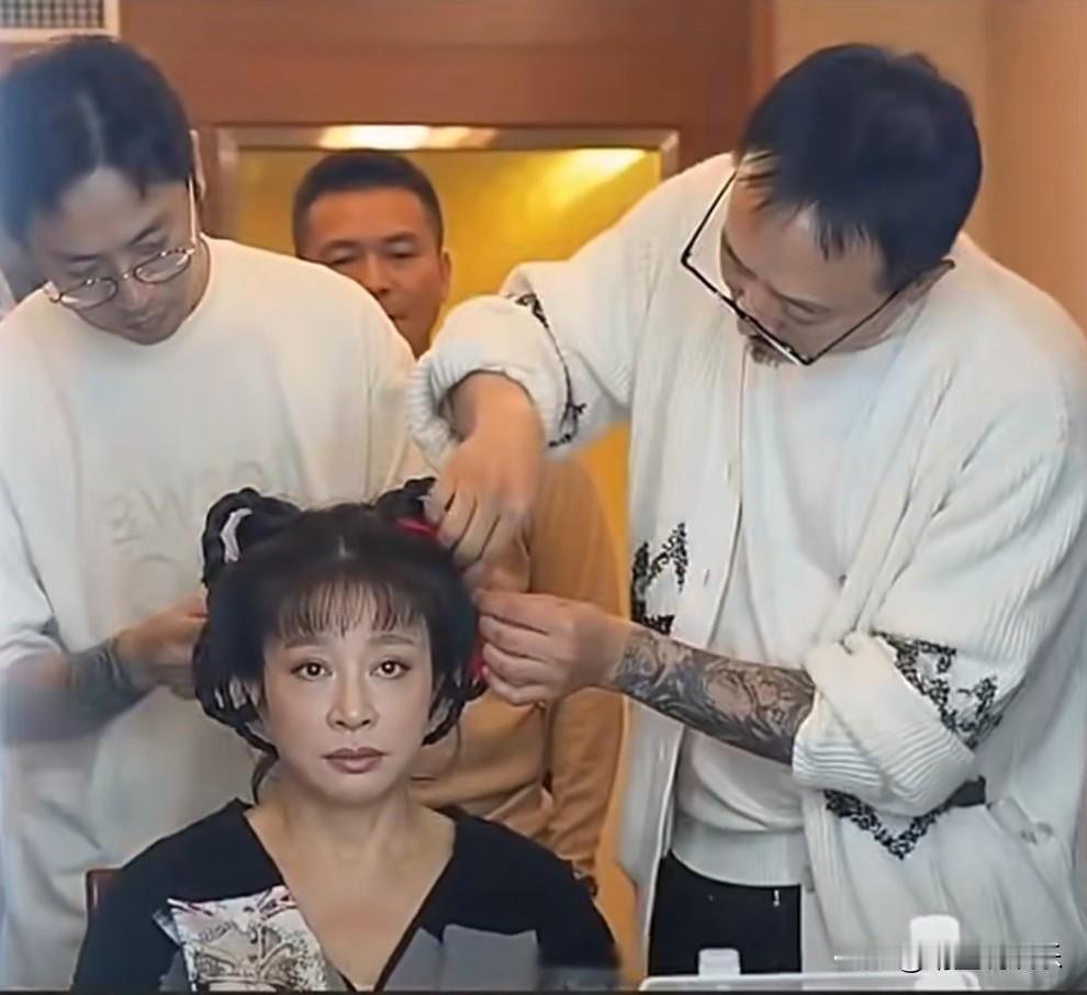 我觉得厉害的化妆师以后也可以改名叫魔术师了吧？
75岁的刘晓庆在化妆师毛戈平的一