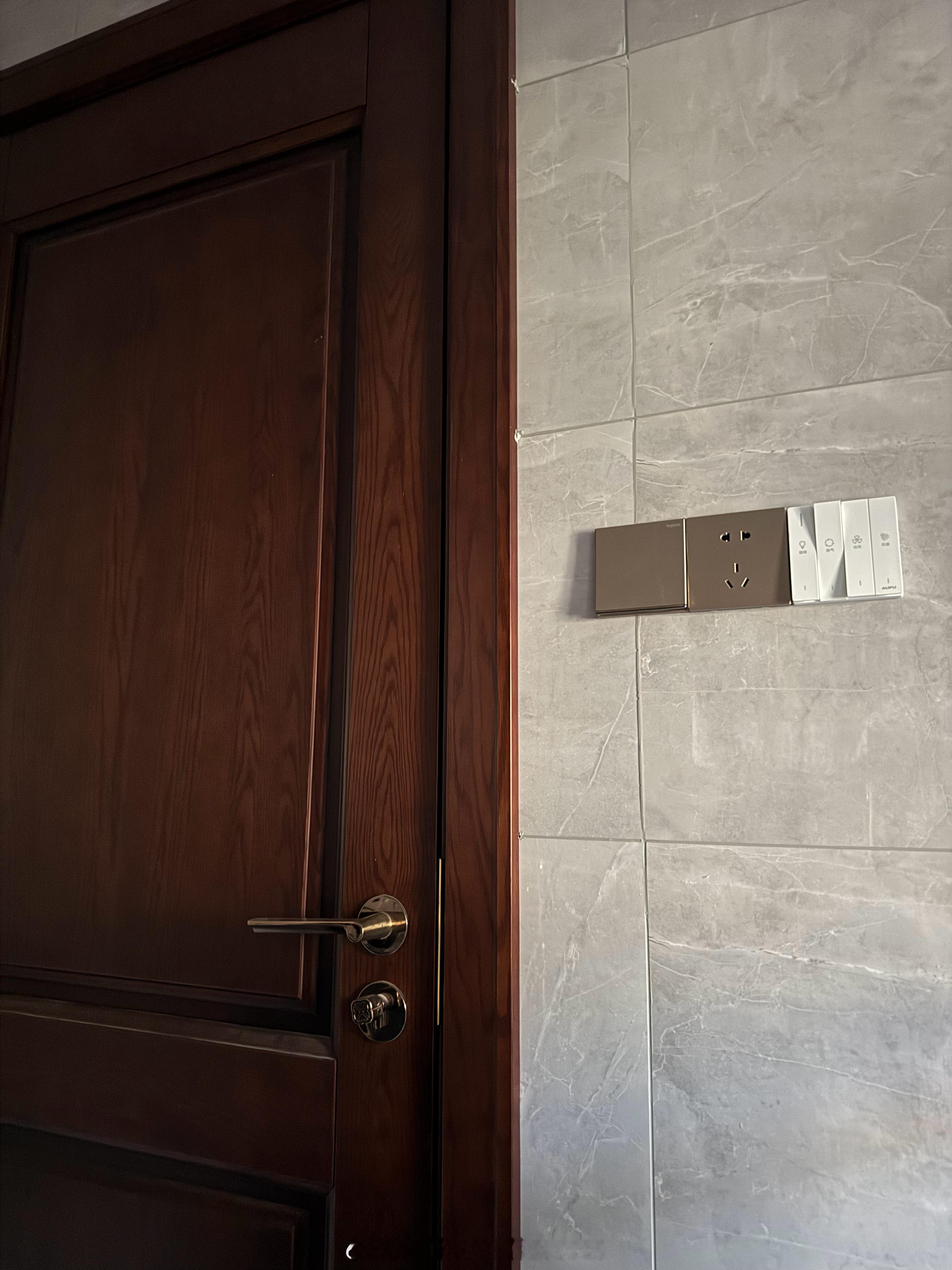 我说我要在我屋上厕所，我妈让我来她屋我刚坐下还没酝酿好呢她已经把换气扇打开了，还