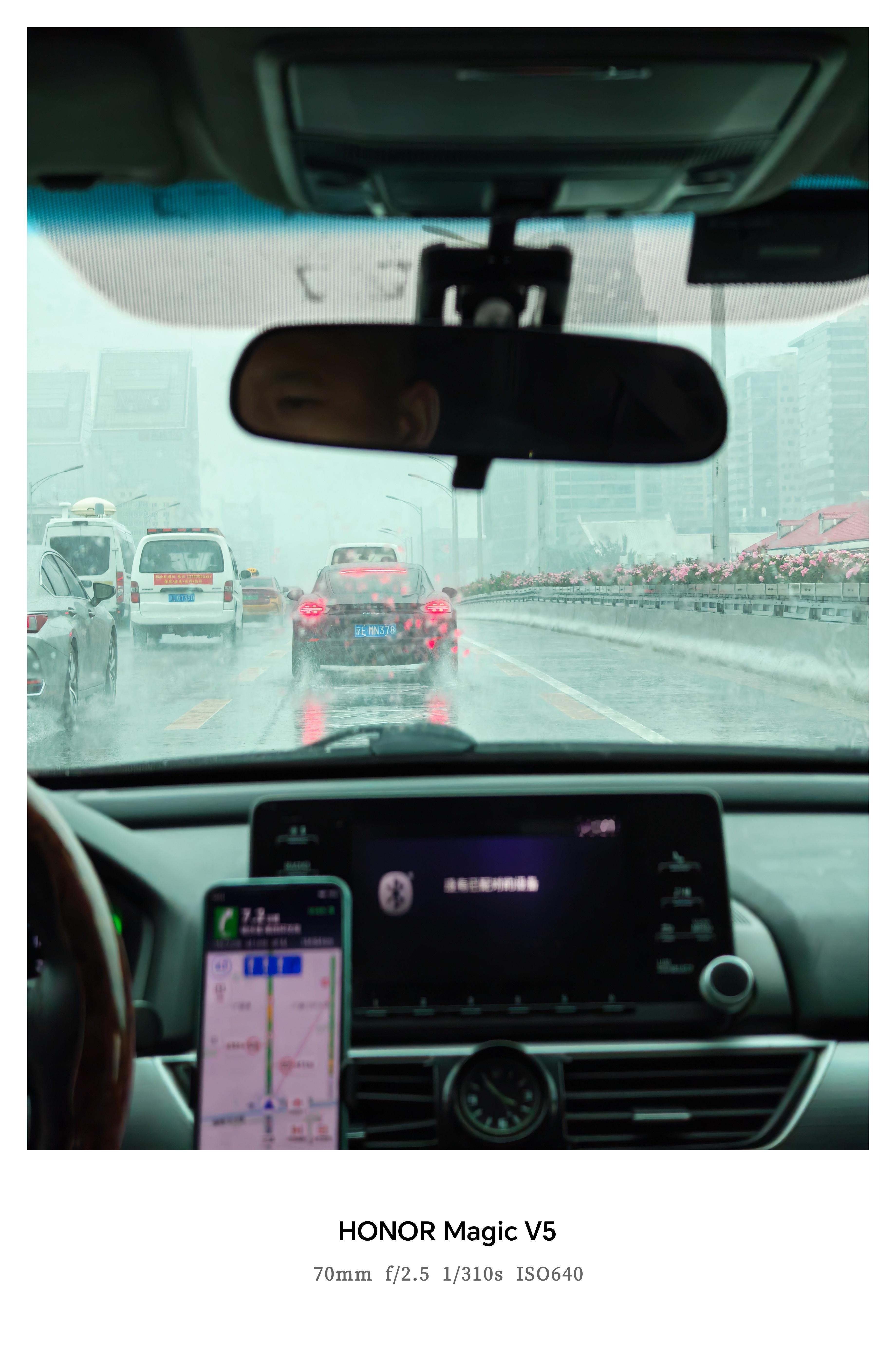 北京这雨下的，给我冻死了，坐在车上直哆嗦[傻眼][傻眼] ​​​