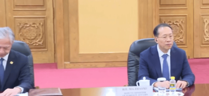 汪文斌  今日陪同代表团会见洪玛奈。新闻联播镜头版图一有着三位，我相信好多人都是