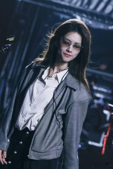 陈昊宇彩排照 泡泡岛现场彩排，陈昊宇小眠舞台表现力满分，每一个动作都充满律动感，