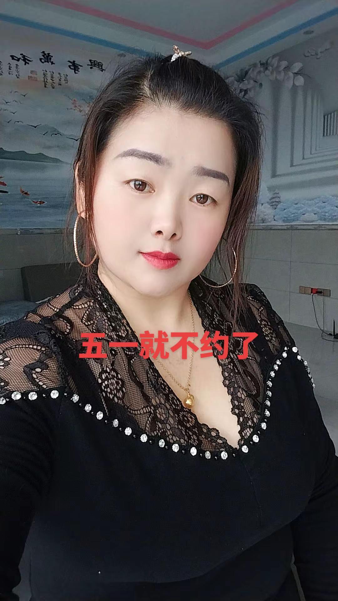 微胖女生也能美美的 好不好看你们说了算 活出自己想要的样子 黑色蕾丝上衣穿搭