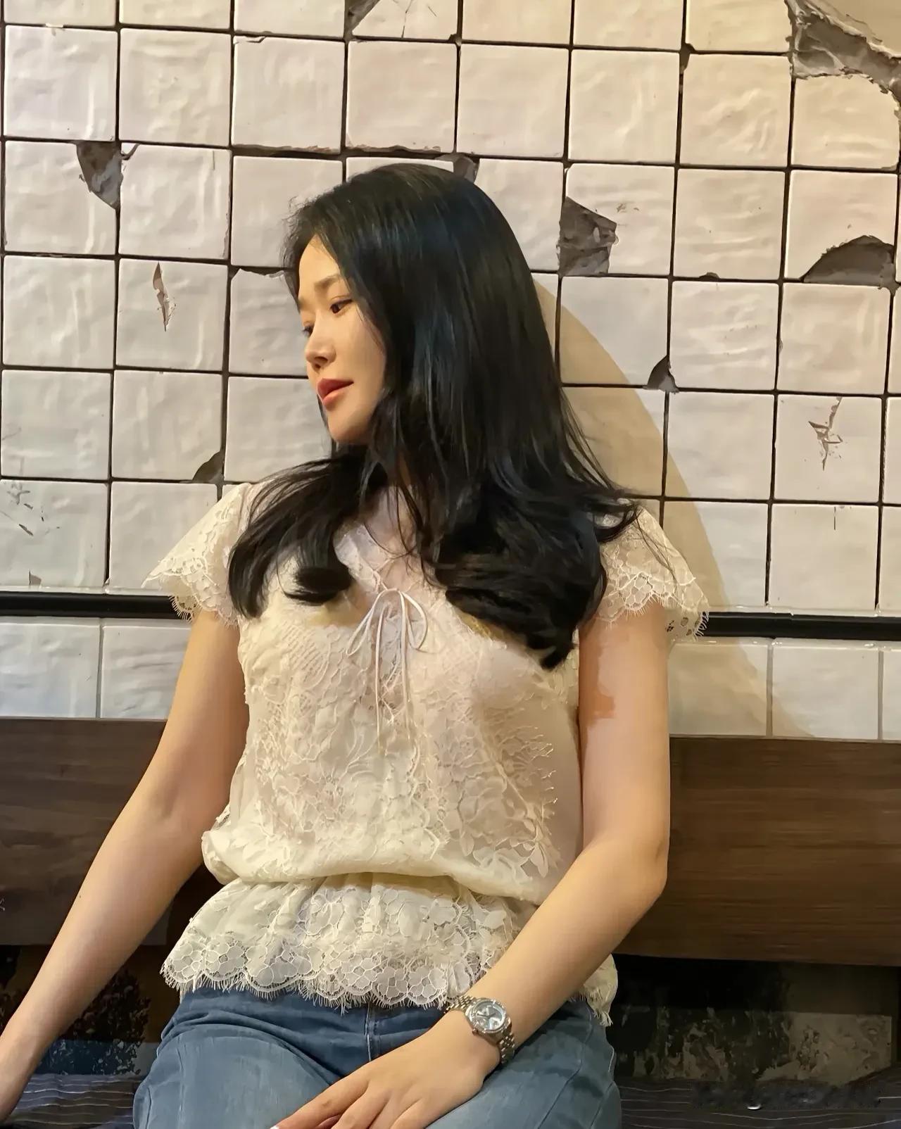 成熟不是年龄，是沉淀的底气  
眼神里藏故事，嘴角挂着从容  
每一步都坚定，每