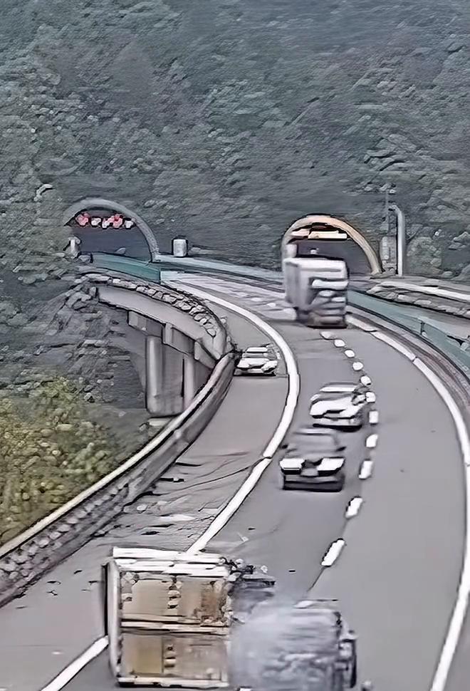 在几百年前就说过爱你，只是你。那是什么情况？那是车被它撞了一下以后，我车失控了。