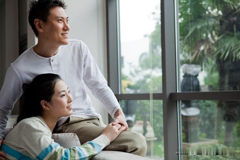 婚姻里，女人最不需要的就是过度追求情绪价值。很多女人总盯着男人能否给自己提供情绪