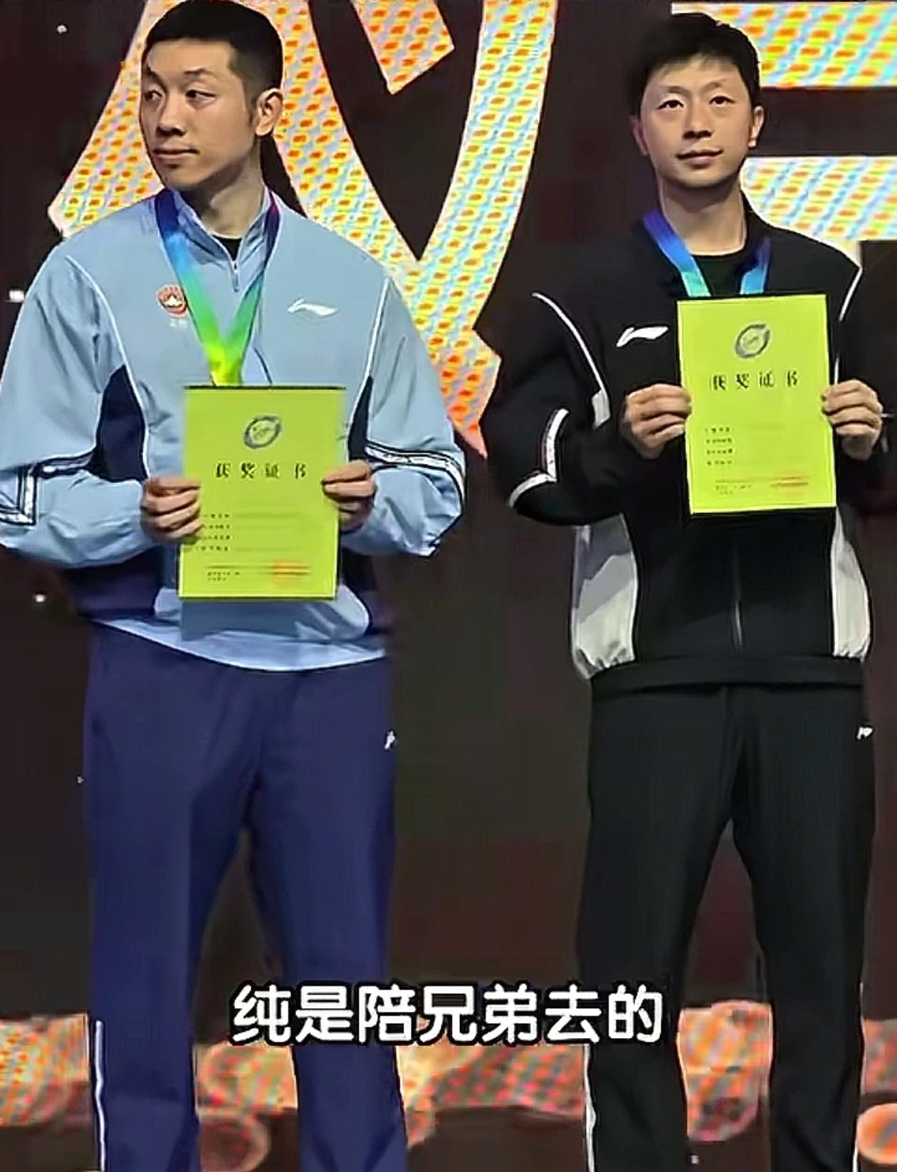 许昕有点后悔了，不该听马龙的。
 
打了一场全锦赛，拿了一个全国冠军，结果练了半