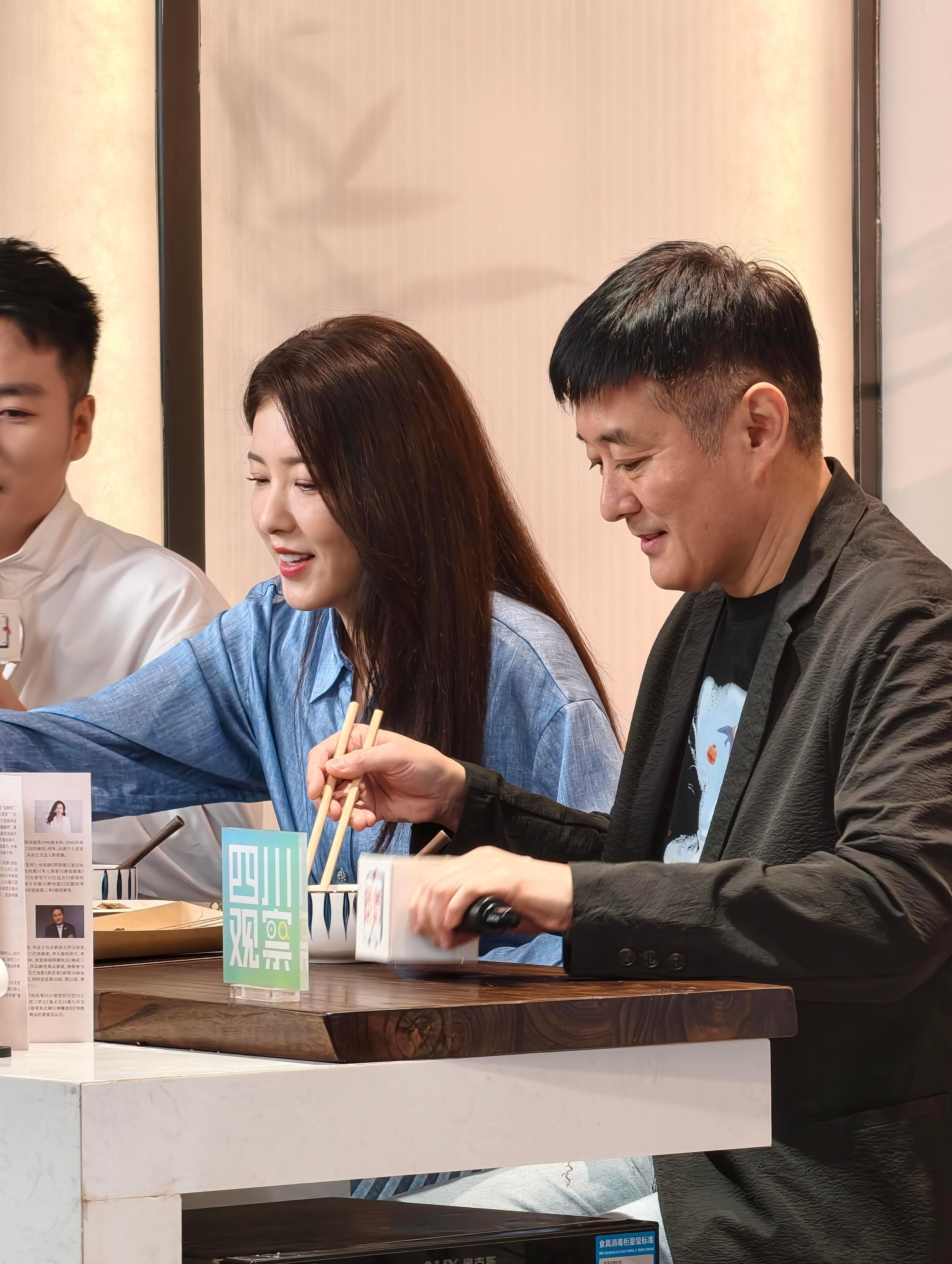 李志希曾黎“吃”成都 