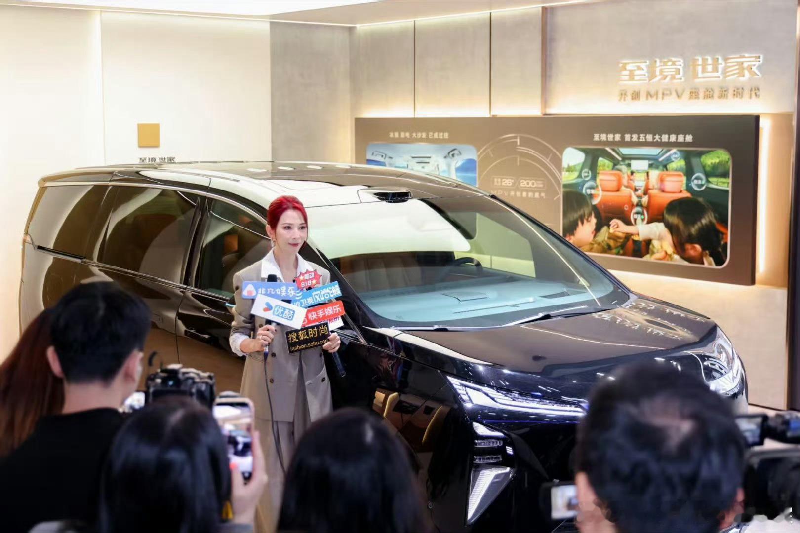 这就是我们港姐的实力吗，路人镜头都这么美 ，不愧是皇后娘娘，不管是颜值还是气质这