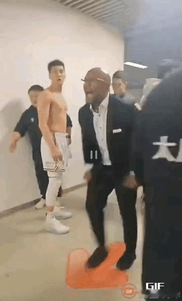 因为最后时刻大局已定时广州依然疯狂进攻，疯狂防守，所以贾明儒进攻无可厚非

CB