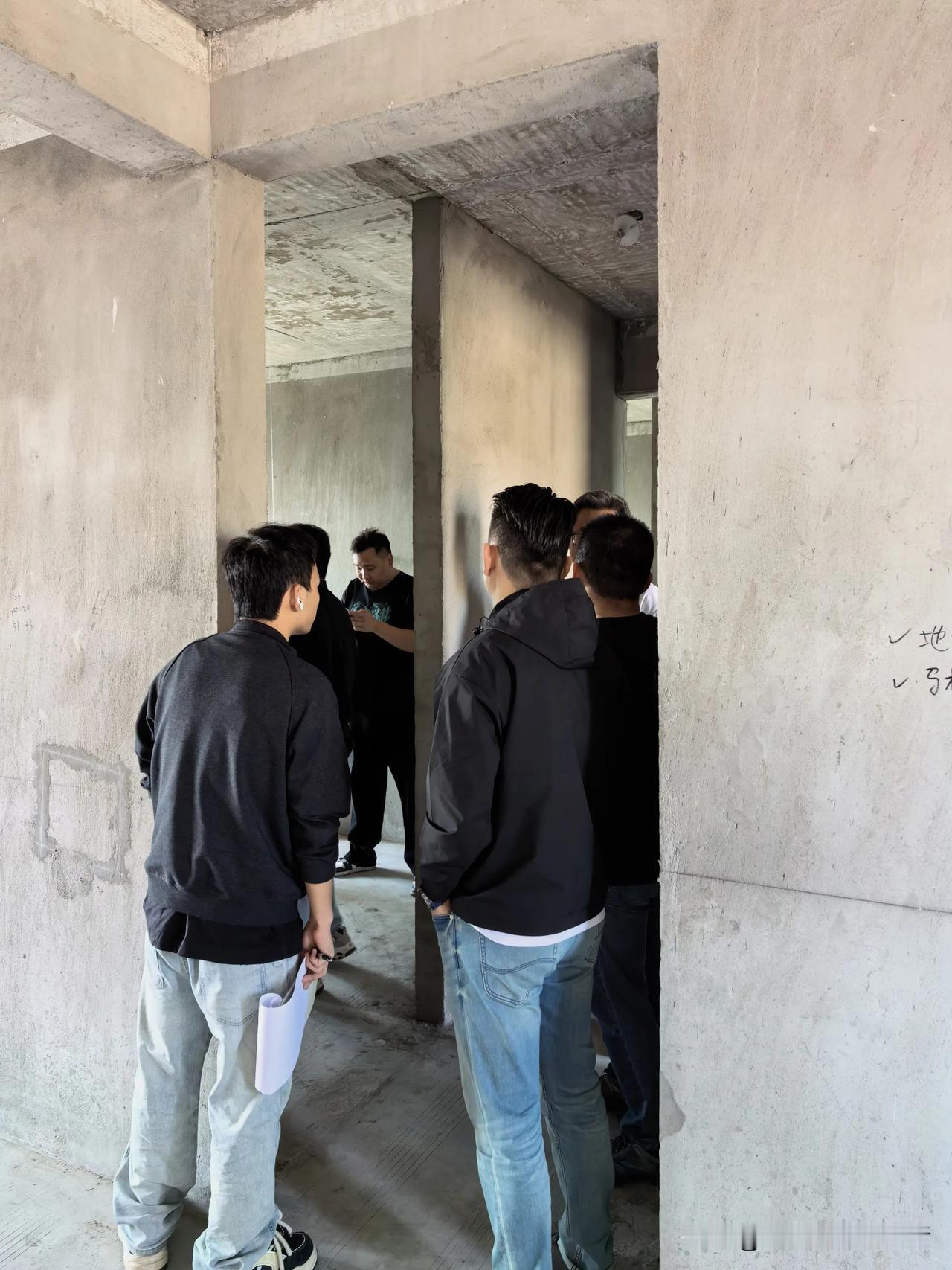 水电定位，小二十人（新风，空调，地暖，洁具，灯光，定制家具），压力全部交给宋工了