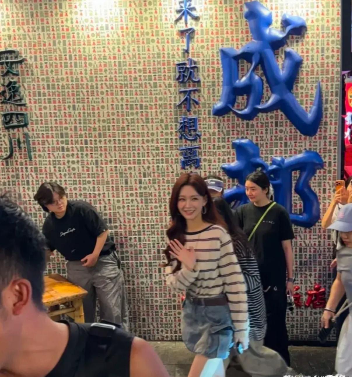 沈梦辰现身成都一火锅店打卡，生图可真年轻、漂亮 ​​​