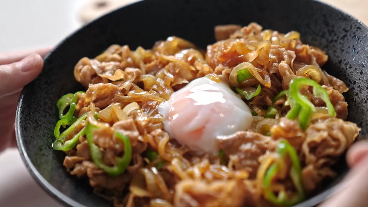 日式牛肉酱（牛丼汁）配方：

配料：
- 苹果：2000克
- 洋葱：2000克