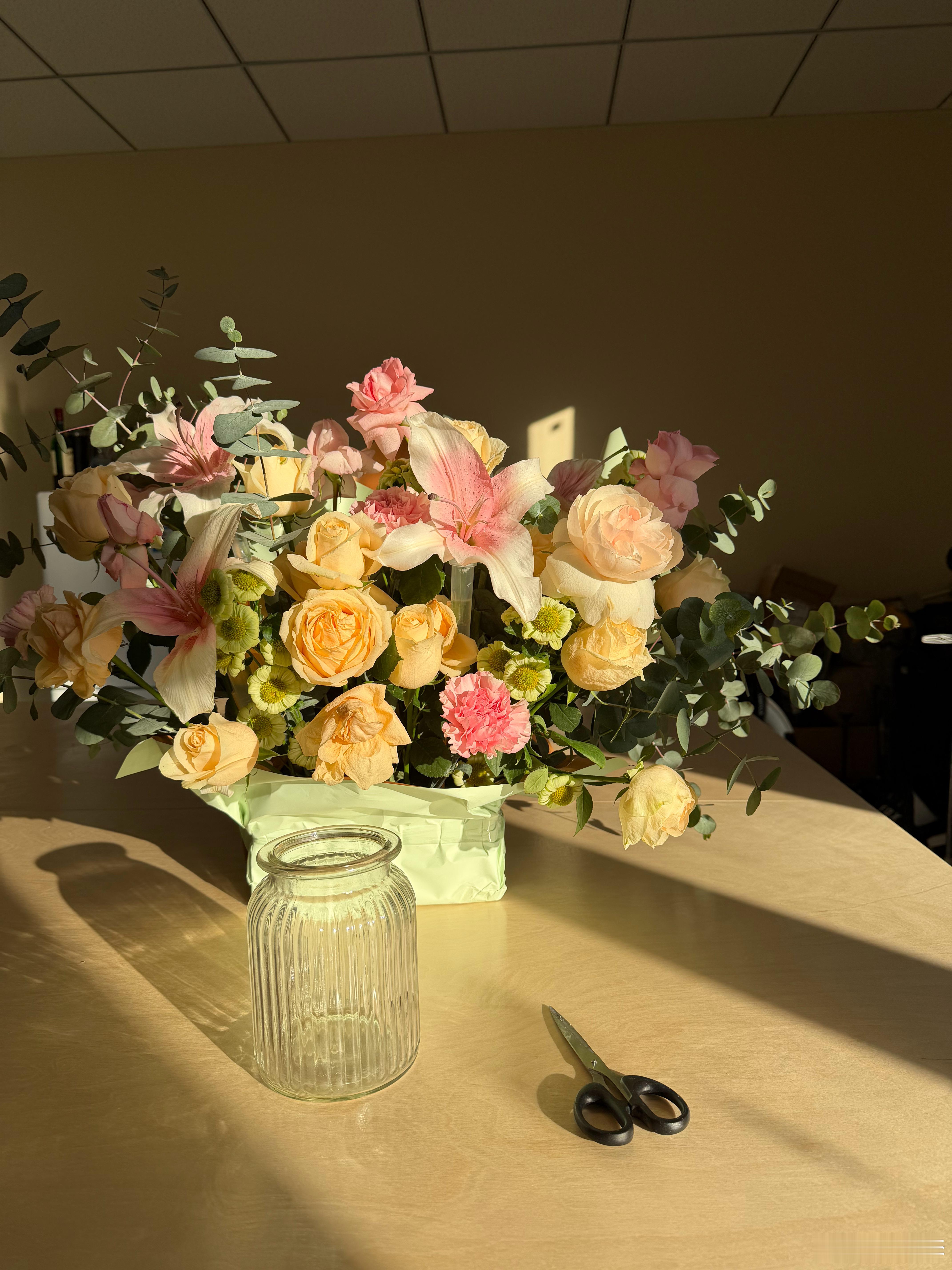 昨天 来小屋，人还没到，库库送来俩大花篮子早上酒醒了，一看都是鲜花啊！从家里顺了