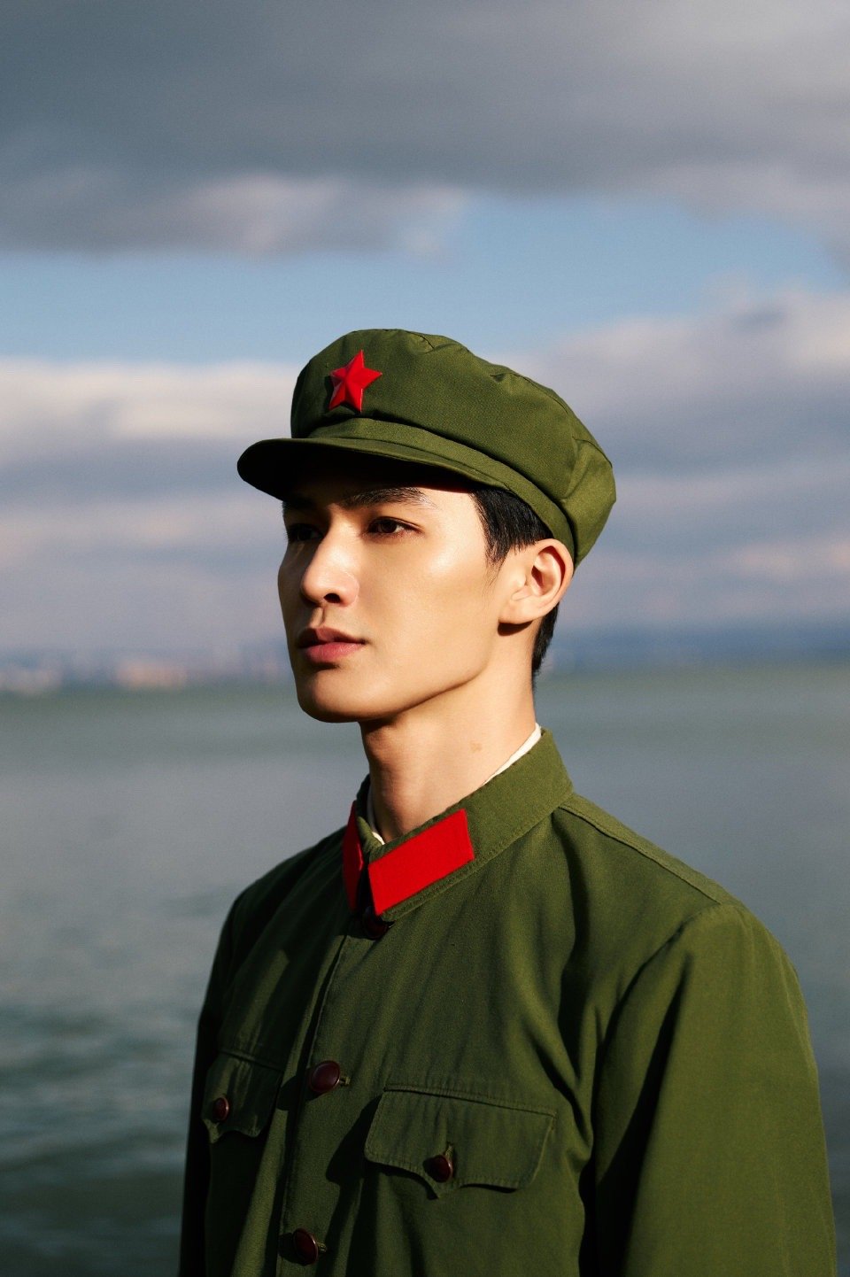 朱正廷的正是板正的正谁懂啊！朱正廷《红舞鞋》军装造型完美诠释“正”是板正的正！笔