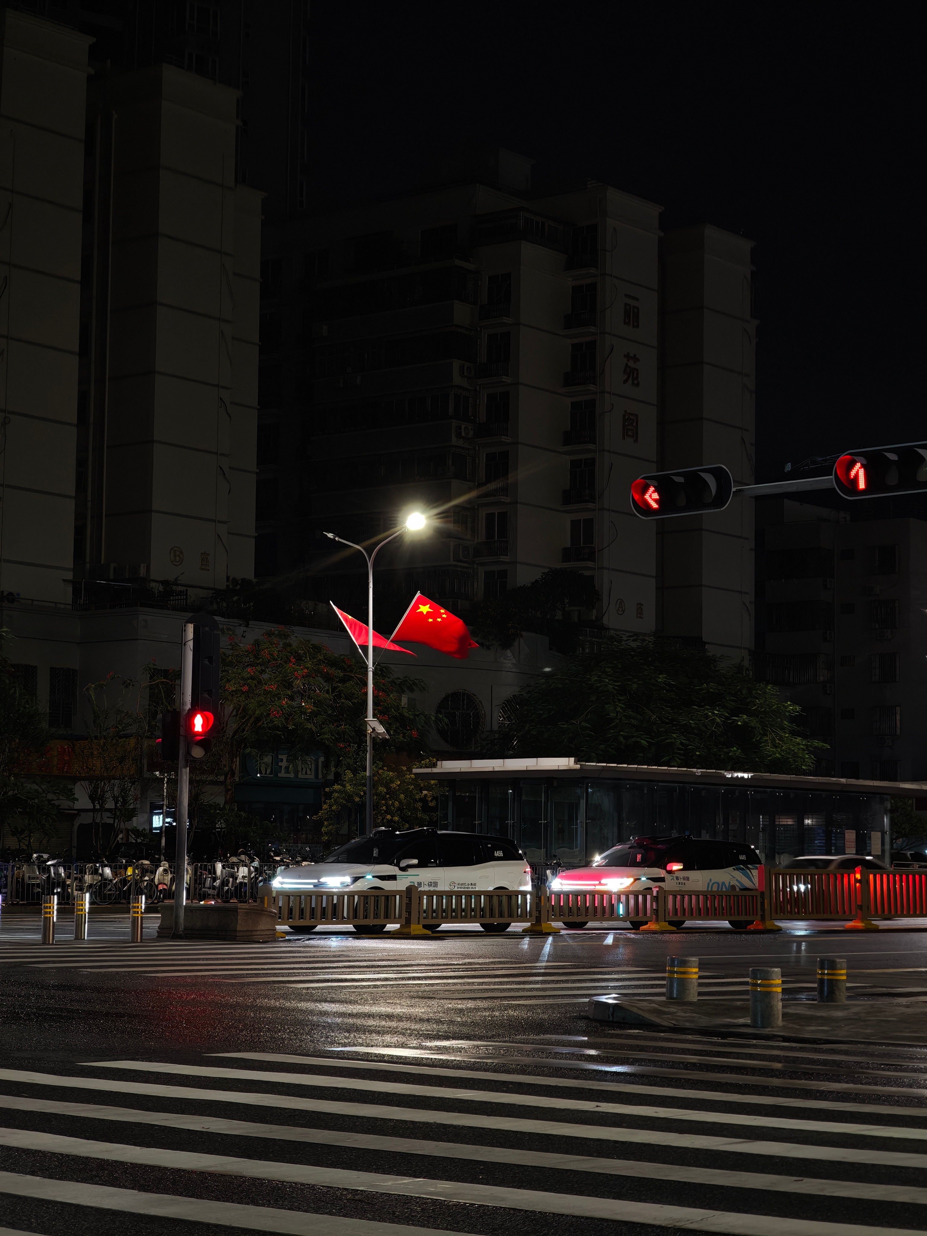 深圳Robotaxi真的拼了，凌晨3点左右还在跑了。国庆[超话] ​​​