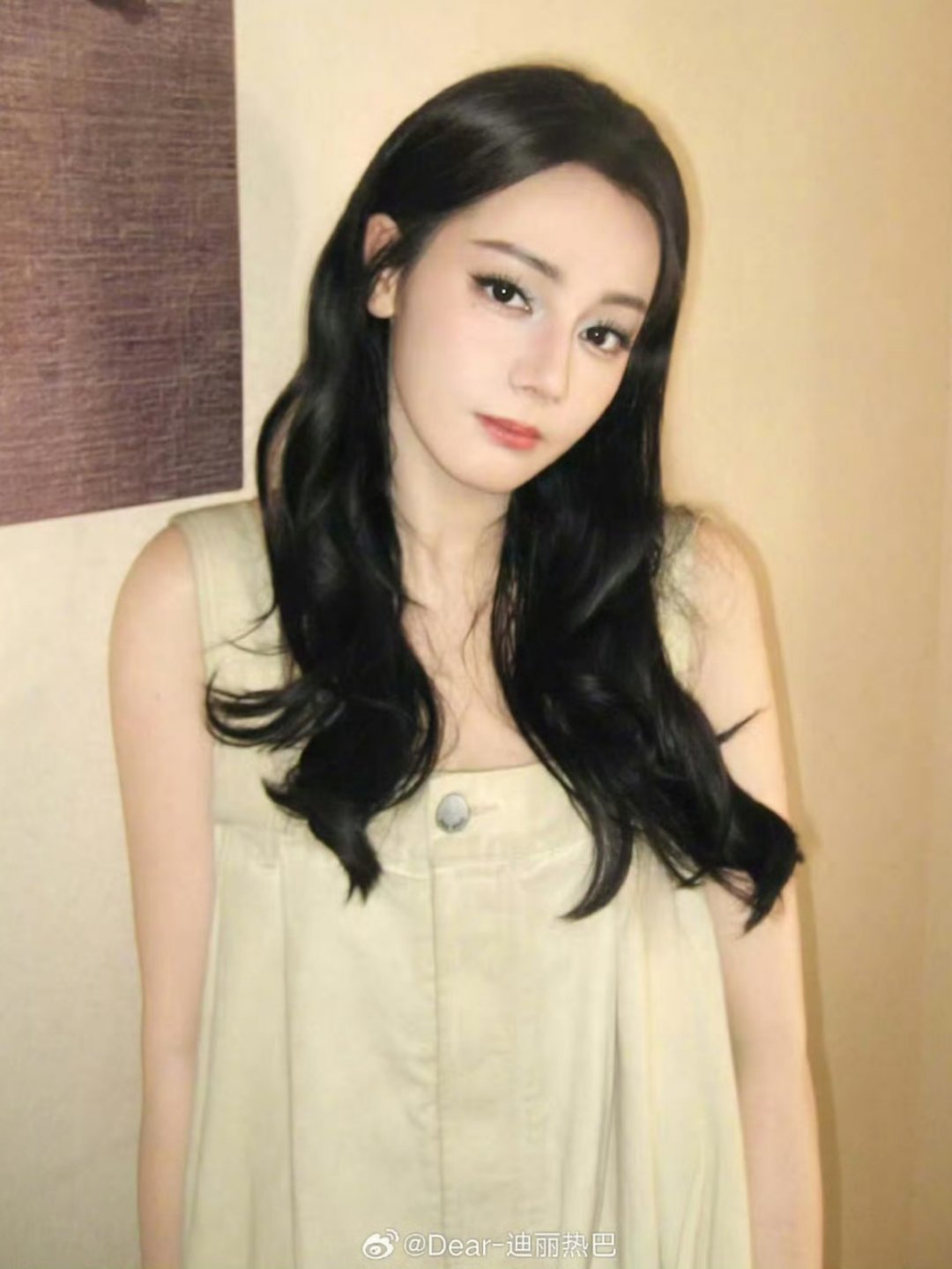 迪丽热巴已安全回国 据准确消息，要飞往巴黎时装周的迪丽热巴，在迪拜滞留4天后飞往