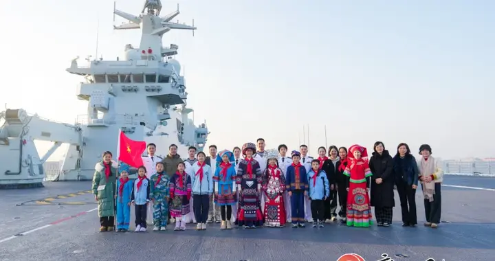 捐钱造航母的男孩，登上军舰