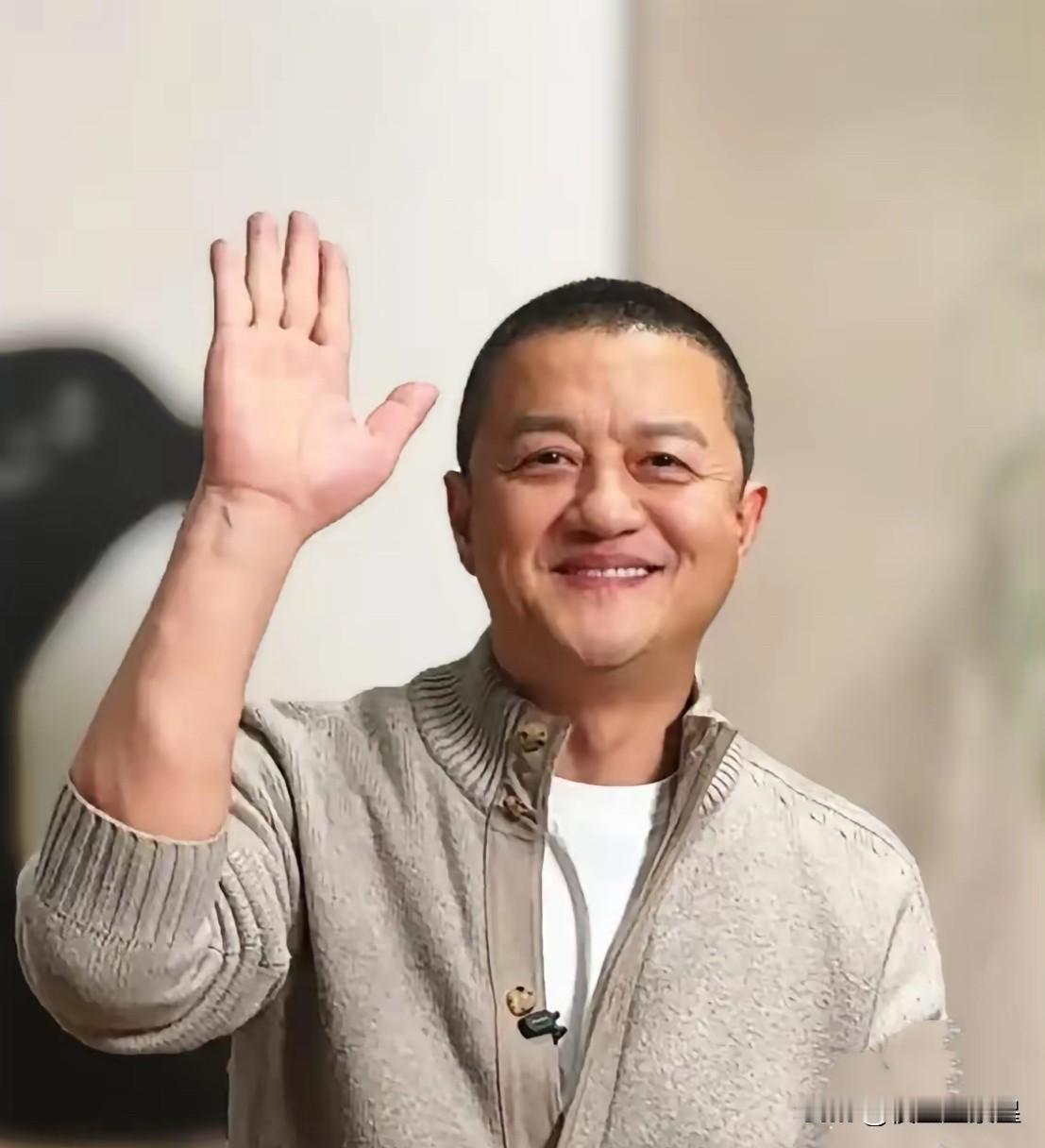 同途殊归的守护
从李亚鹏带唇腭裂女儿赴美治疗开始，这条公益路便注定与坚守相连。二