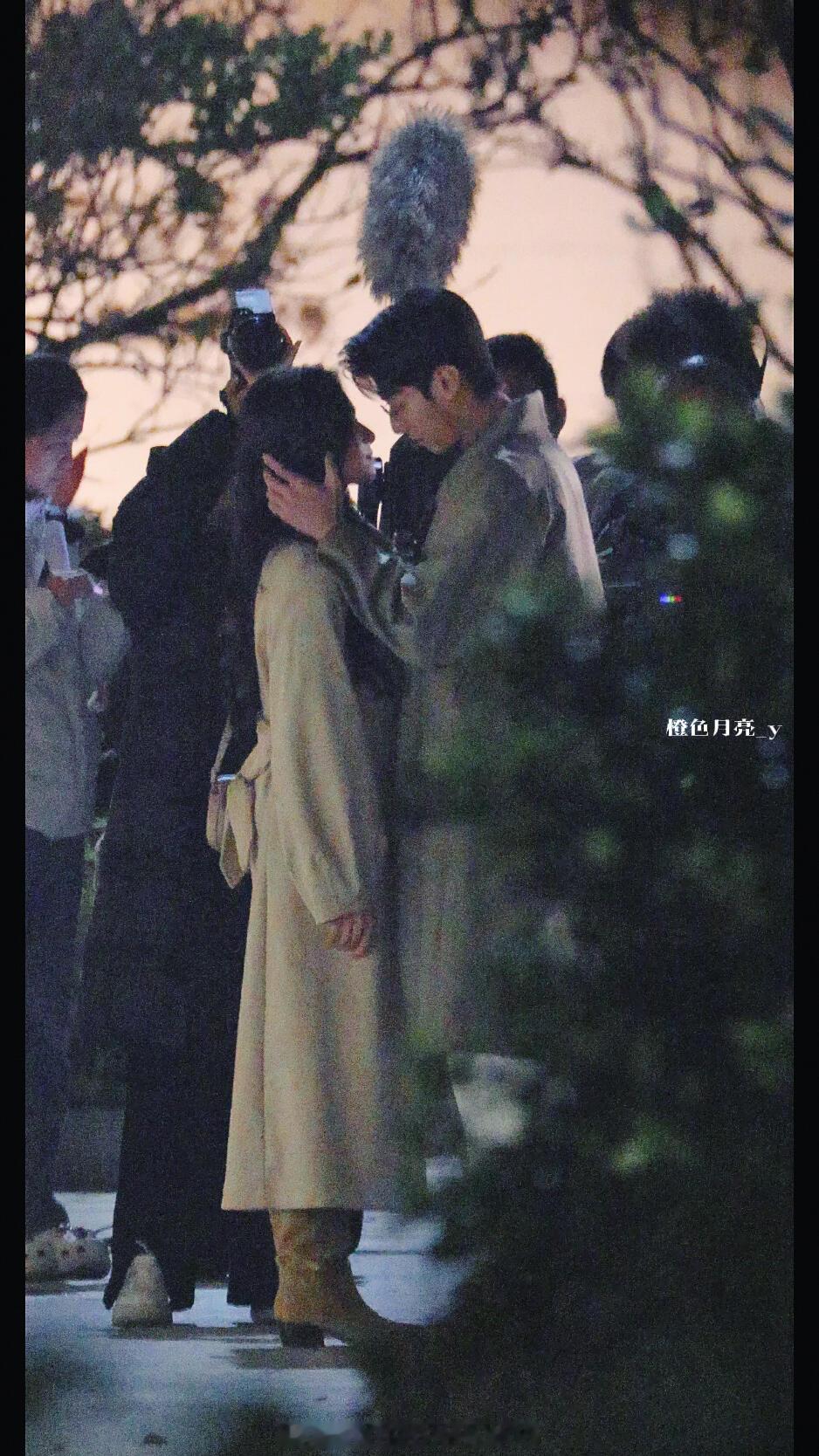 张婧仪陈靖可《致我那菜市场的白月光》额头吻路透，氛围感拉满！