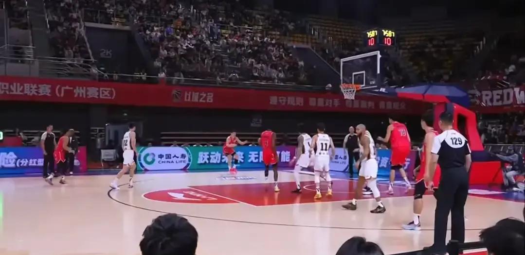半场27分！福建球迷提前退场
 
27分，福建全队半场得分，比北京外援一个人还少