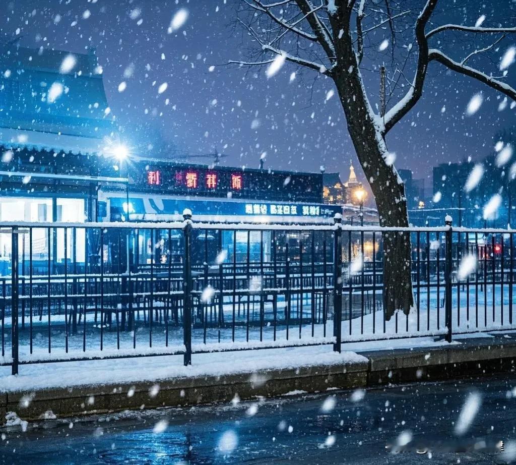 京城瑞雪午后飘
 
京城午后景妖娆，风送鹅毛雪漫飘。
琼花簌簌落长道，玉絮纷纷覆