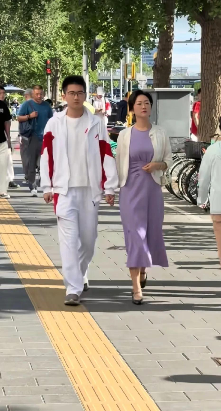 这位妈妈的气质，气场，简直了，好强大。孩子是人大附中的，不敢想，这孩子以后的前途